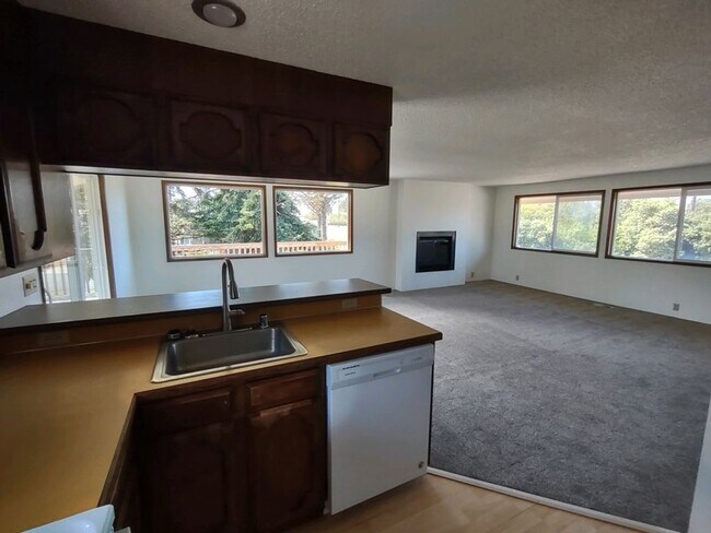Building Photo - Large 2+ bedroom 2.56 bath home with large...