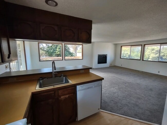 Foto del edificio - Large 2+ bedroom 2.56 bath home with large...