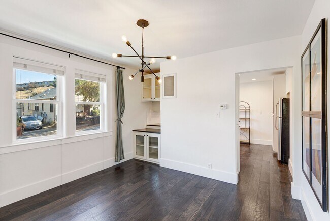 Building Photo - THREE BEDROOM / TWO BATH HOME IN NICE NEIG...