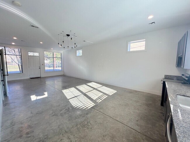 Foto del edificio - 2 BEDROOM | 2.5 BATH | BALCONY