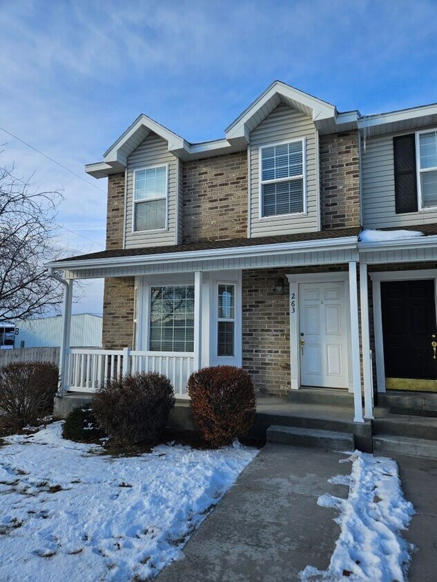 Foto principal - 3 bedroom Parkside Townhome!