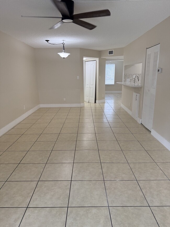 Building Photo - 998 Coral Club Dr