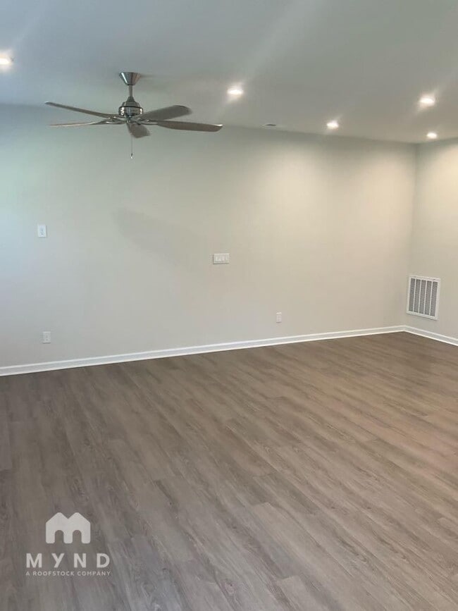 Building Photo - 2203 White Clover Dr