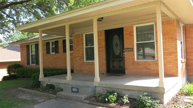 Building Photo - 809 Kirkwood Dr