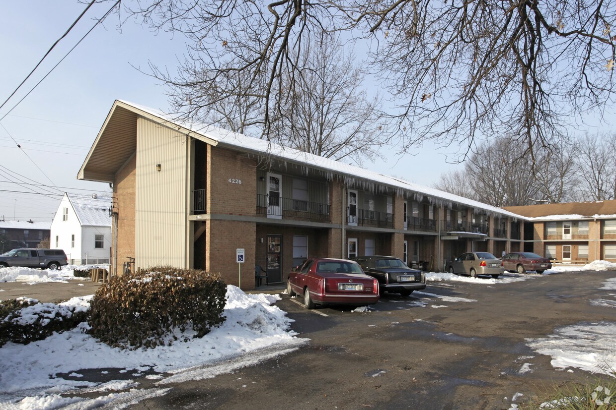 Primary Photo - Hillview Manor