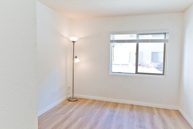 Building Photo - 5460 White Oak Avenue, Unit Bedroom en-suite