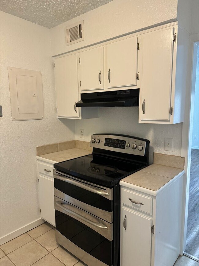 Building Photo - Fully furnished townhome for rent