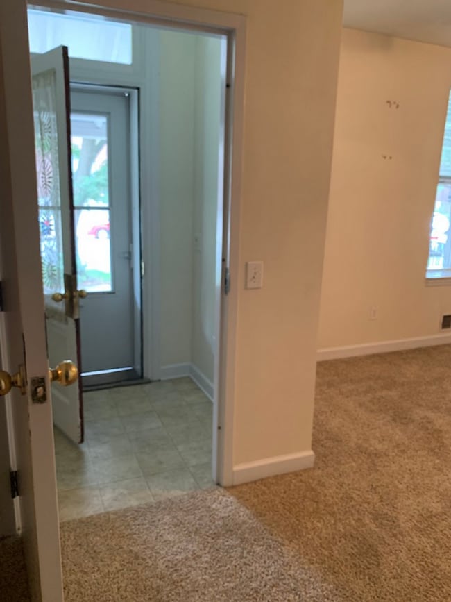 Building Photo - Spacious 1st Floor 1 Bedroom, Garage, Laun...