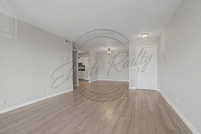 Foto del edificio - Two Bedroom Condo, 2nd Floor, across from Madison Park with stackable washer/dryer!