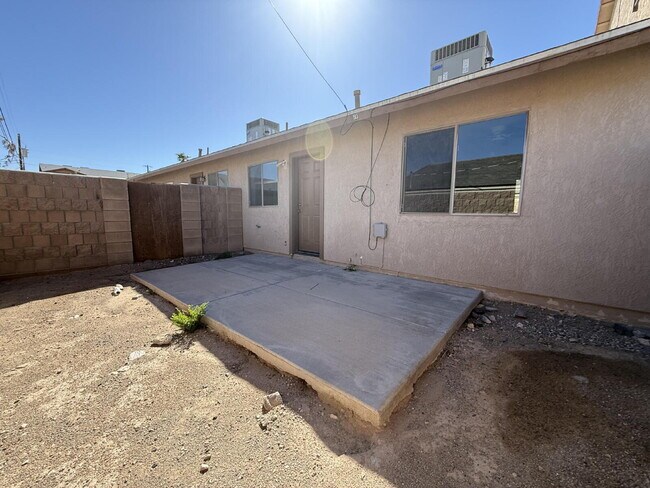 Foto del edificio - Downstairs 2 bed 1 bath with yard near Silver Creek.