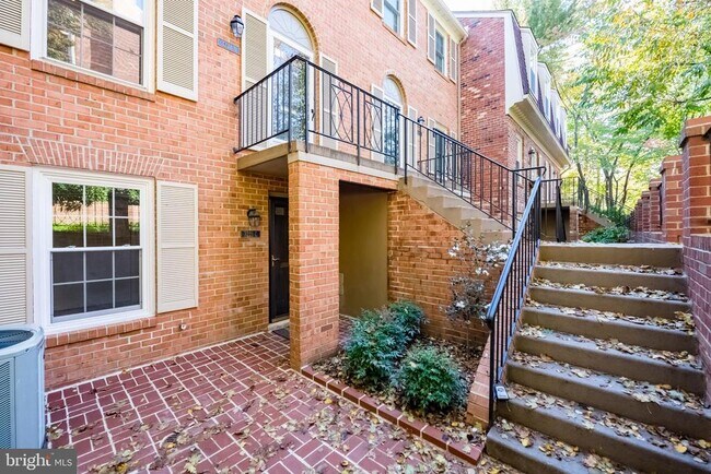 Foto del edificio - 3221 Sutton Pl NW
