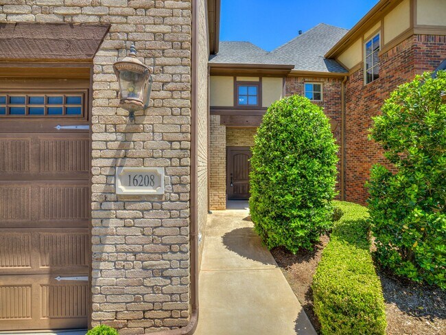 Foto del edificio - Luxury Edmond Townhome Overlooking Waterfa...