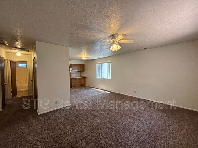 Foto del edificio - 325 N Main St