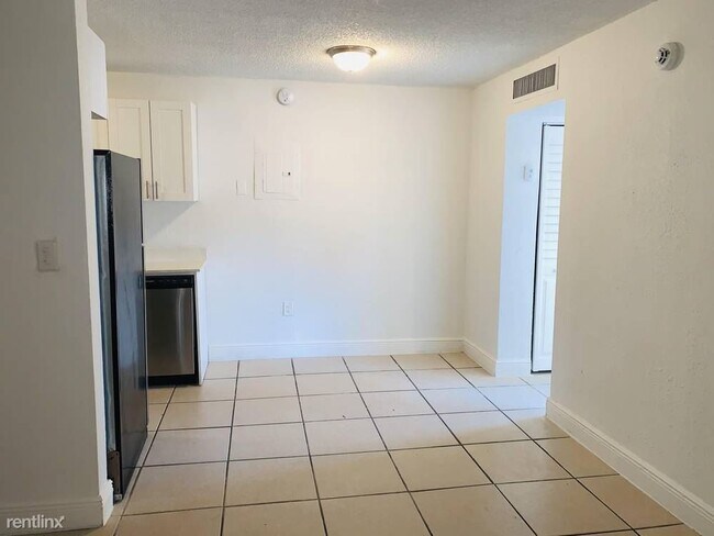 Foto del edificio - 1 br, 1 bath  - 580 NE 127th St 31