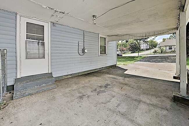 Building Photo - 162 37th Ave N