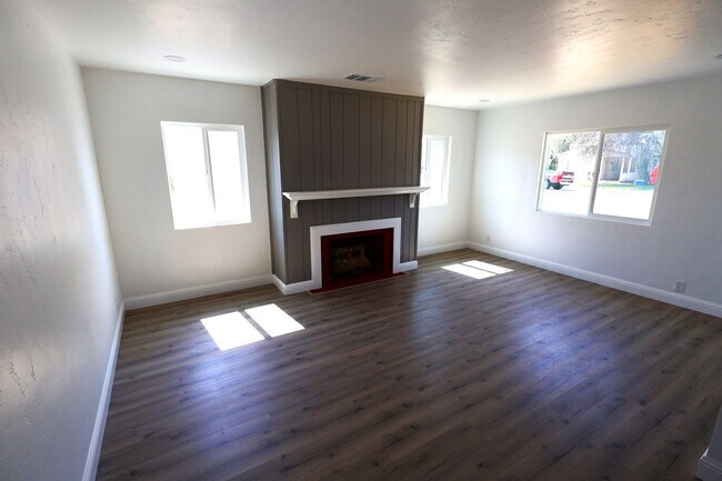 Foto del edificio - Updated and Stunning 2 Bedroom 1 Bathroom ...