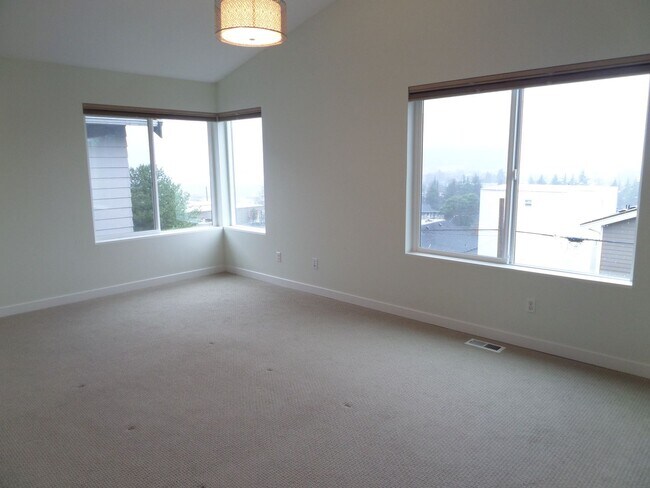 Foto del edificio - Immaculate and LARGE 4-Bedroom Home in Unb...