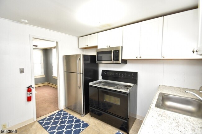 Building Photo - 151 Maxim Dr
