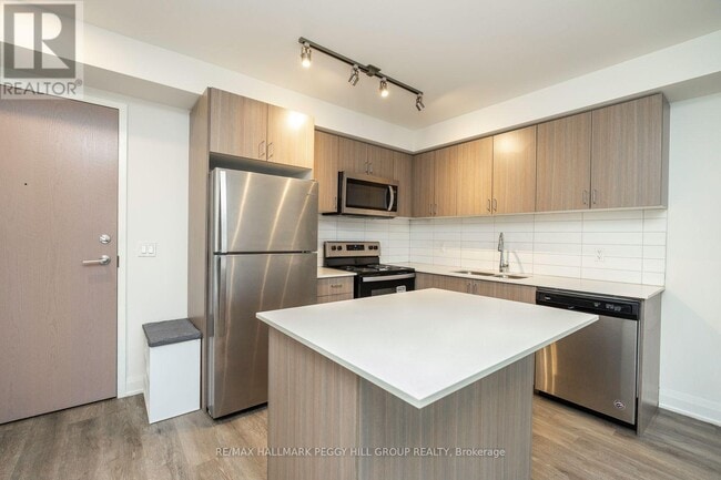 Photo du bâtiment - 58 Lakeside Ter