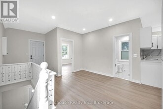 Building Photo - 108 Lindsay St S