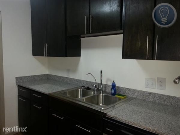 Fotografía del edificio - 1500 Royal Crest Dr