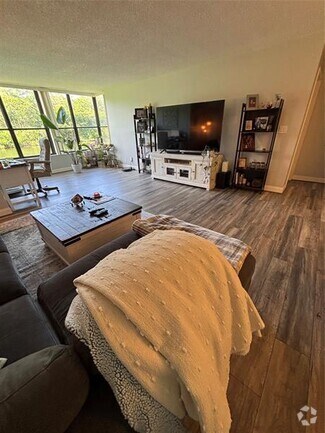 Building Photo - 2660 Carambola Cir N