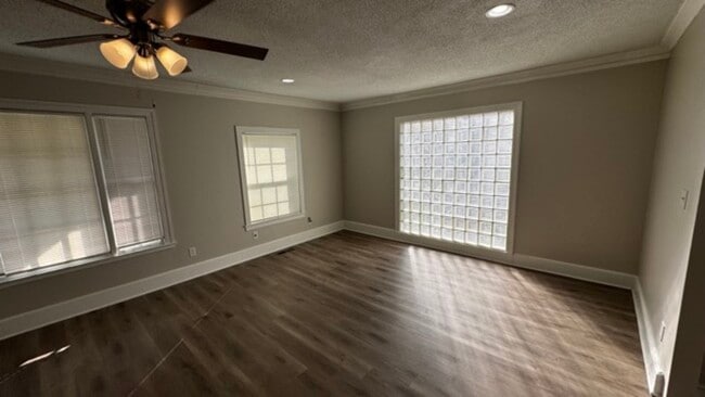 Building Photo - 1418 Snowden Ave