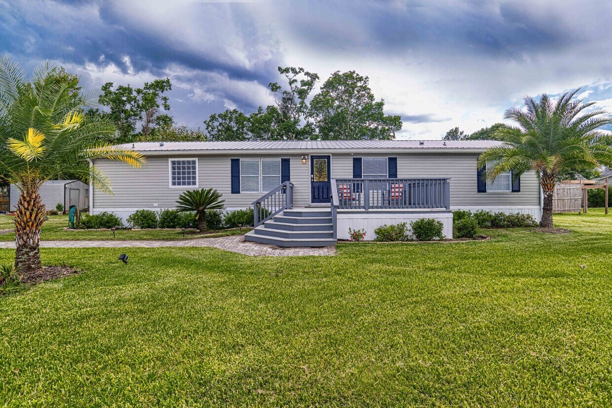 Primary Photo - Home on half acre with land and storage