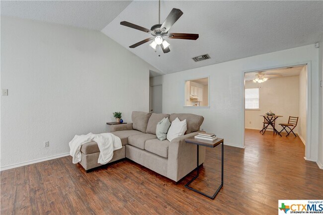 Foto del edificio - 2212 Hilltop Loop