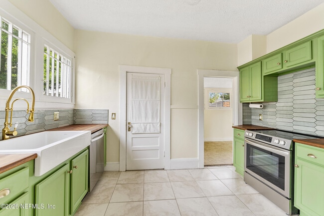 Foto del edificio - 4531 Attleboro St