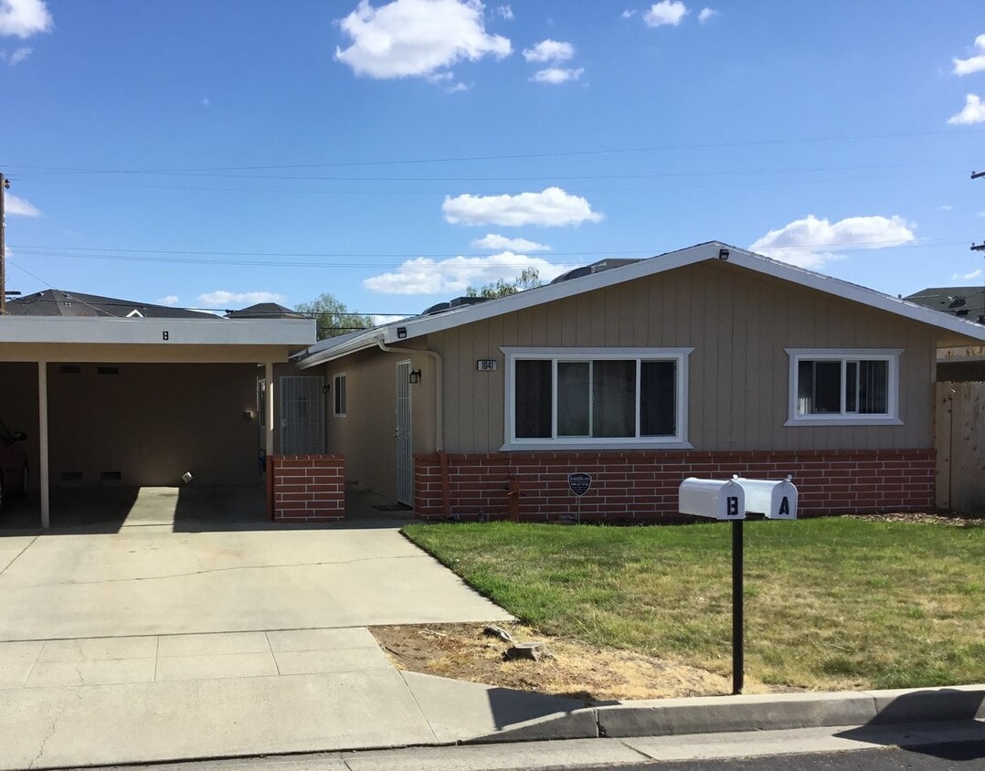 Primary Photo - 1041 Cherry Ln