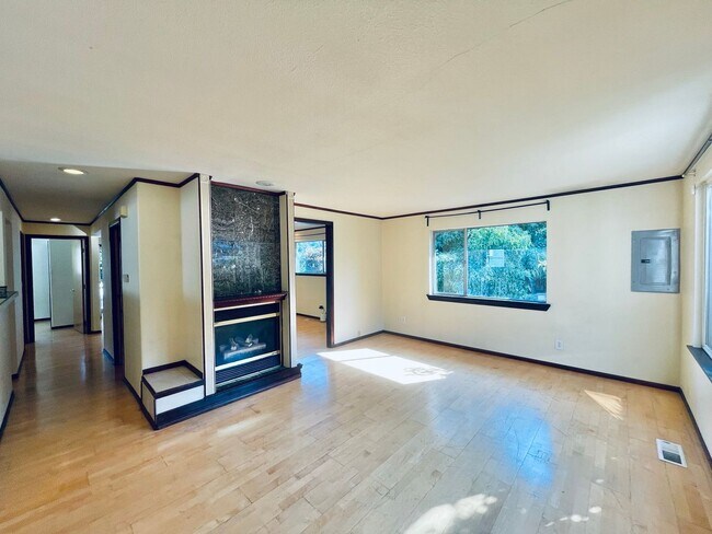 Foto del edificio - Massive House with Elegant Finishes in Madison Valley!