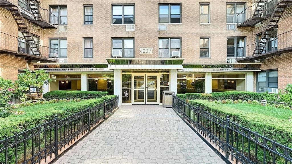 Foto principal - 1237 Avenue Z