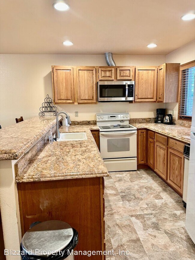 Building Photo - 2 br, 3 bath House - 484 Manzanita Rd # 18