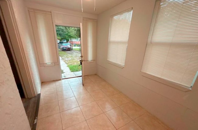 Building Photo - 3024 W 1st St