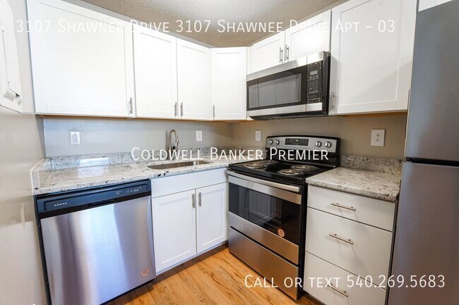 Building Photo - Beautifully Renovated Apartment in Winches...