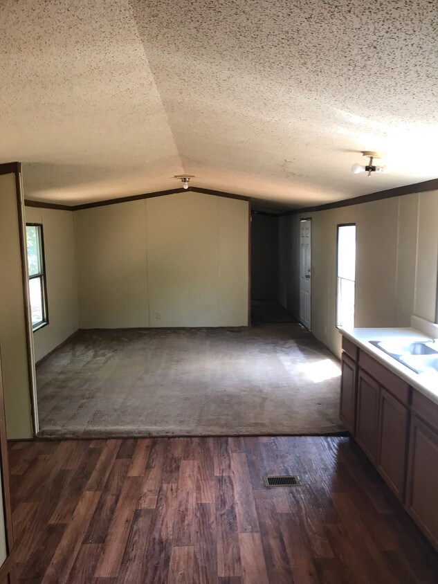 Building Photo - 112 Whittle Park Dr