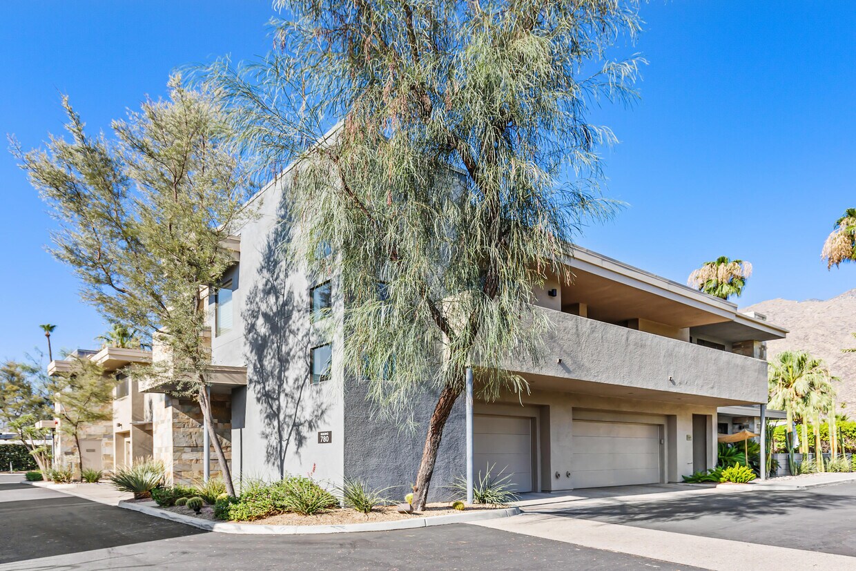 Foto principal - 780 E Palm Canyon Dr