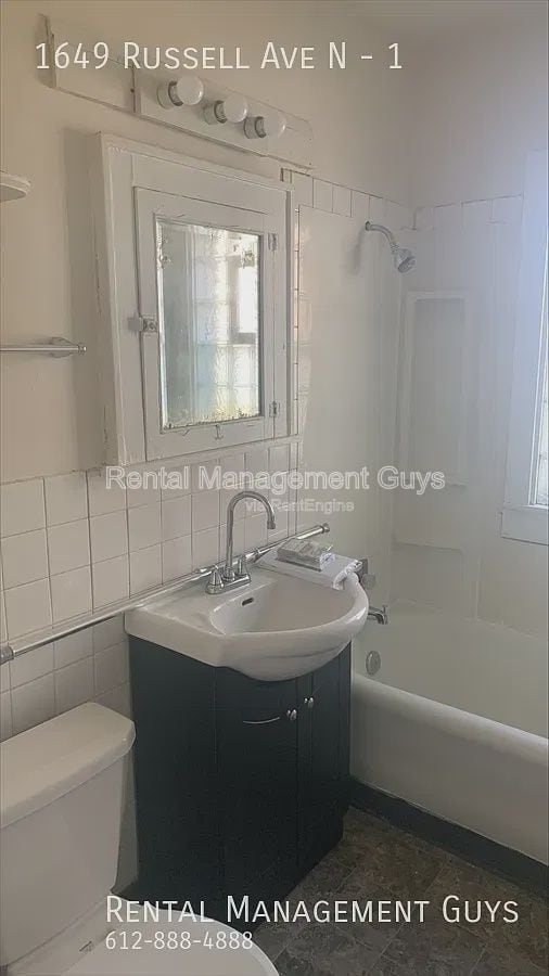 Foto del edificio - 1649 Russell Ave N