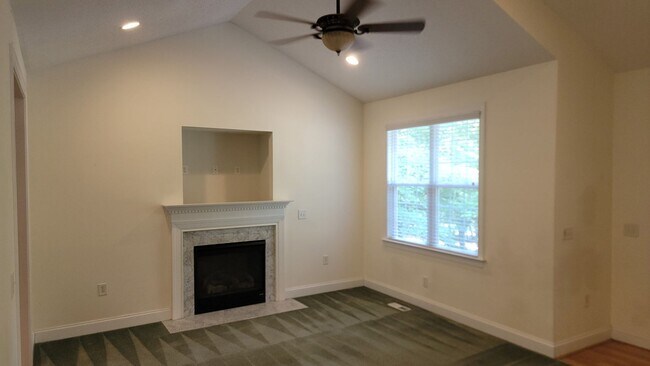Foto del edificio - Backing directly to the golf course in the gated community of Carolina Trace, this spacious 3-bed...