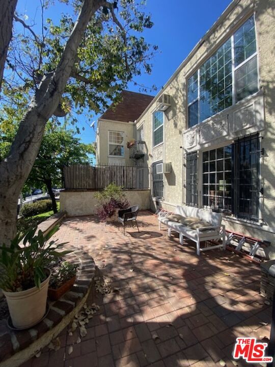 Foto del edificio - 1600 N Martel Ave