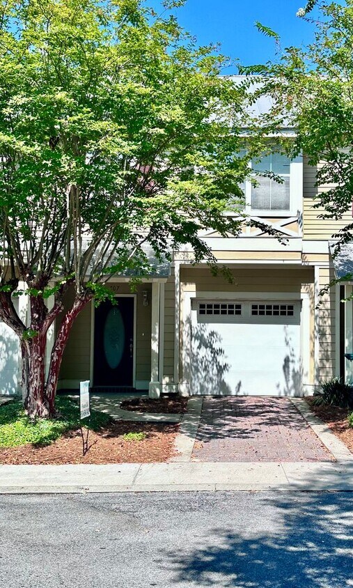 Foto principal - Adorable 3B/2.5B Unfurnished Townhome located in Twin Lakes Neighborhood!