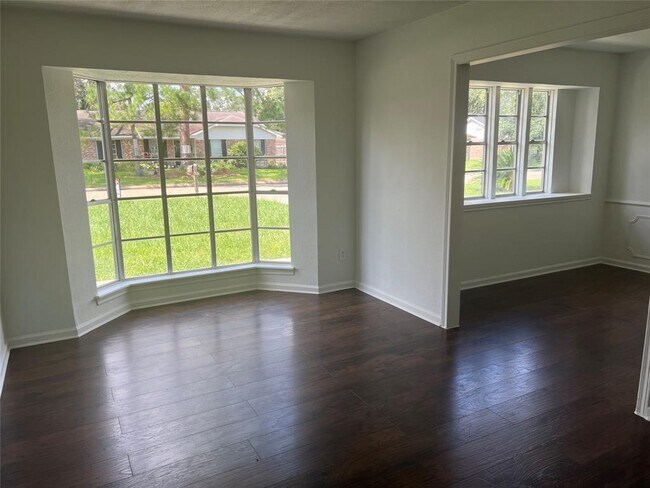 Building Photo - 13935 Oakwood Ln