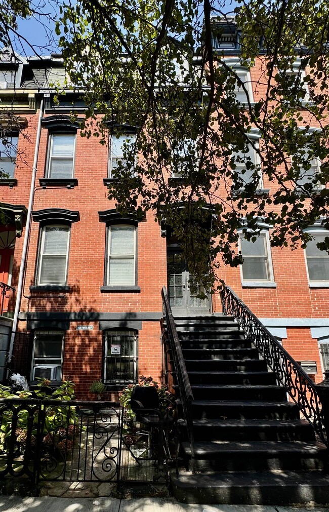 Foto del edificio - 818 Grand St