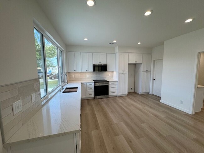 Foto del edificio - 6170 Briercrest Ave