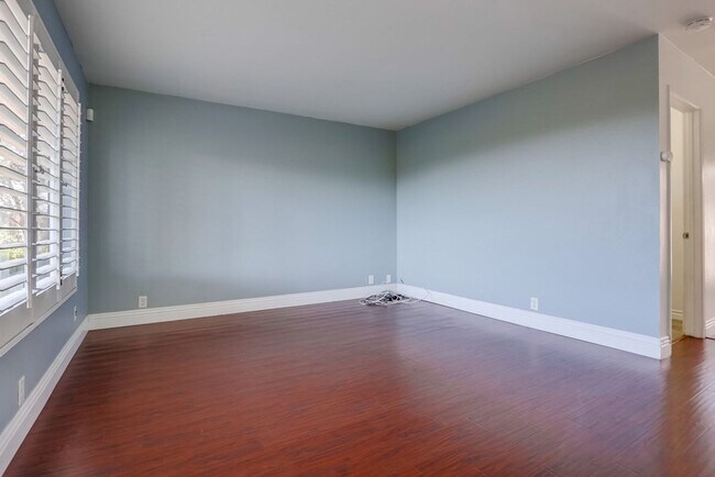 Building Photo - 3 Bedroom Townhome With Beautiful Sunset V...