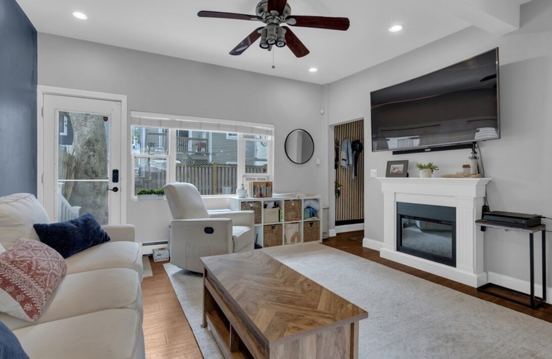 Foto principal - 141 D St