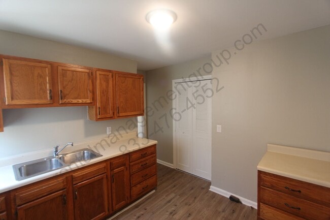 Building Photo - 3 Bedroom, 1.5 Bath! New on the Market and...