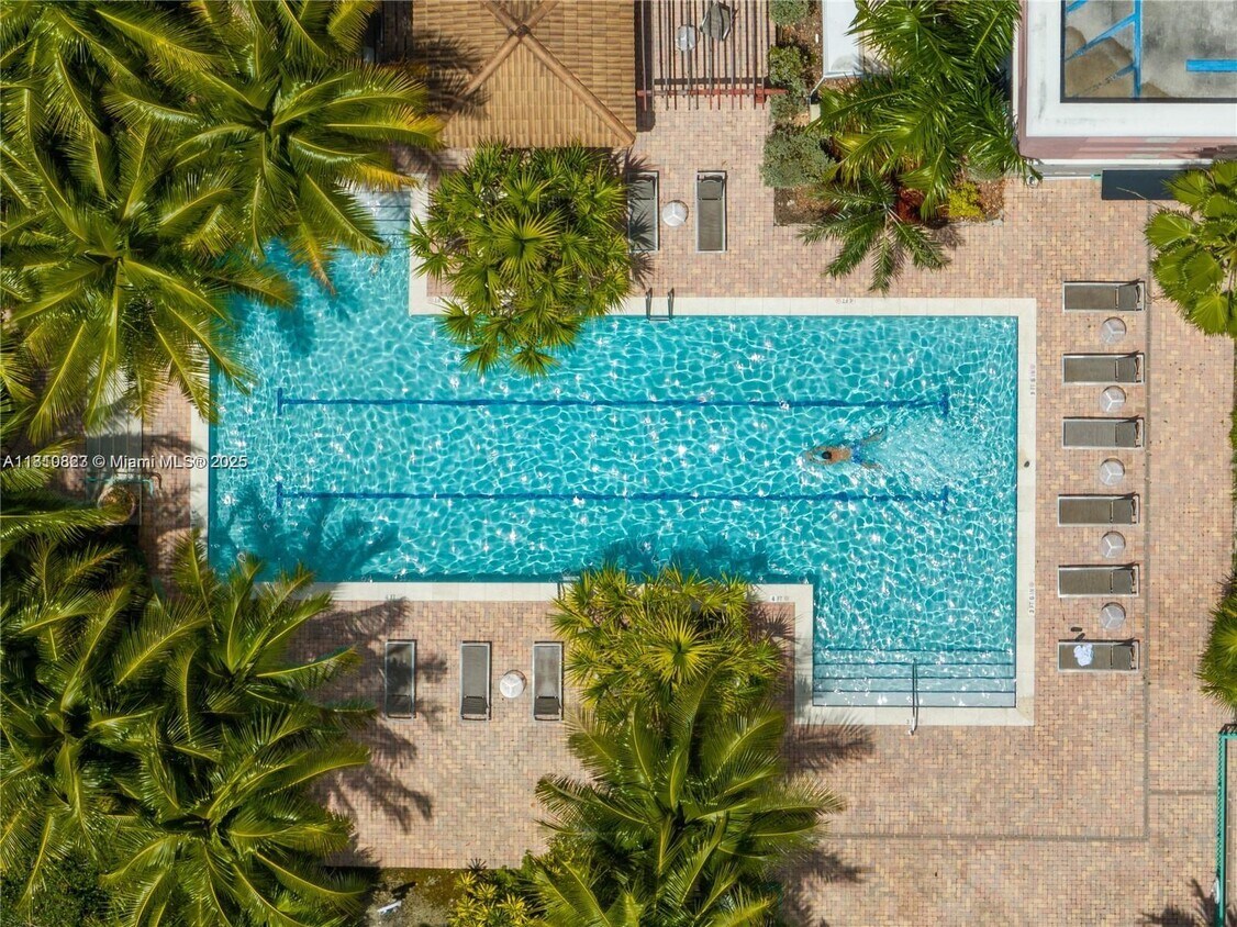 Foto principal - 6001 SW 70th St
