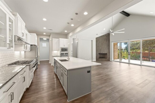 Building Photo - 605 White Tail Cv